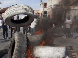 Haïti - Social : Affrontement violent étudiants-CIMO sur le Champ de Mars