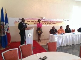 Haiti - Security : A police officer assigned to the security of every woman candidate to the elections 2015