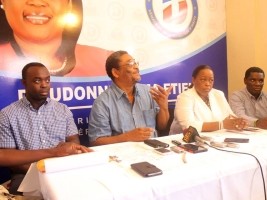 Haïti - Politique : La Sénatrice Étienne s'implique dans le Football