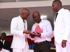 Haïti - Politique : Jovenel Moïse distribue 48 tracteurs à 12 coopératives