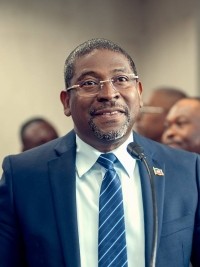Haiti - FLASH : The Minister of the Interior exit by the little door
