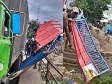 Haiti - FLASH : Haitians break down the border gate with a container truck (Video)